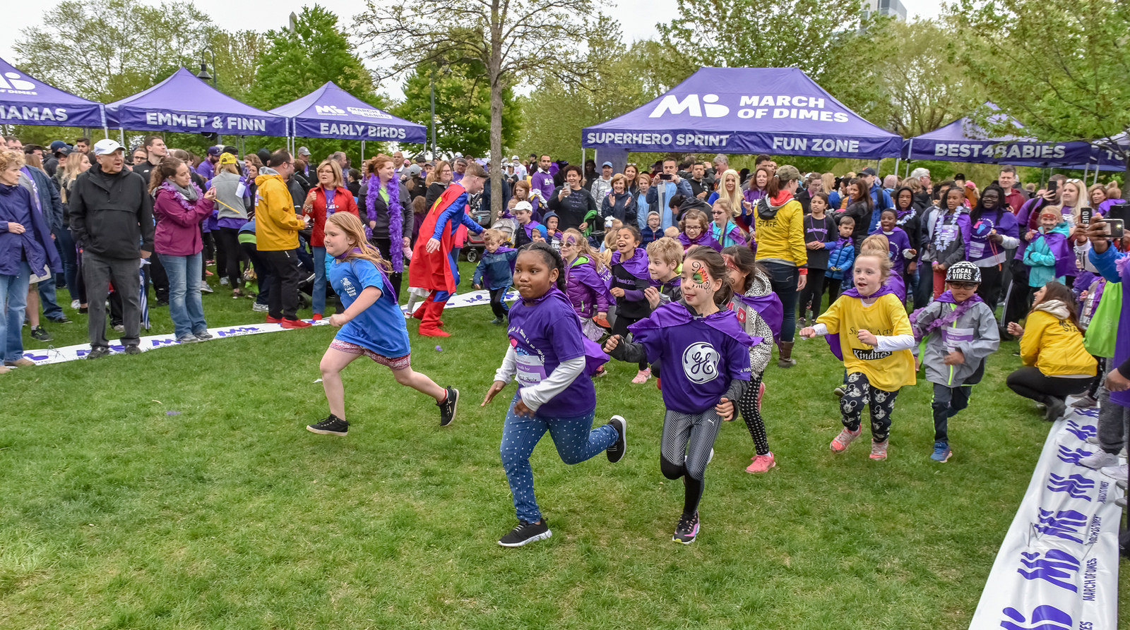 a bunch of children running in a march of dimes event